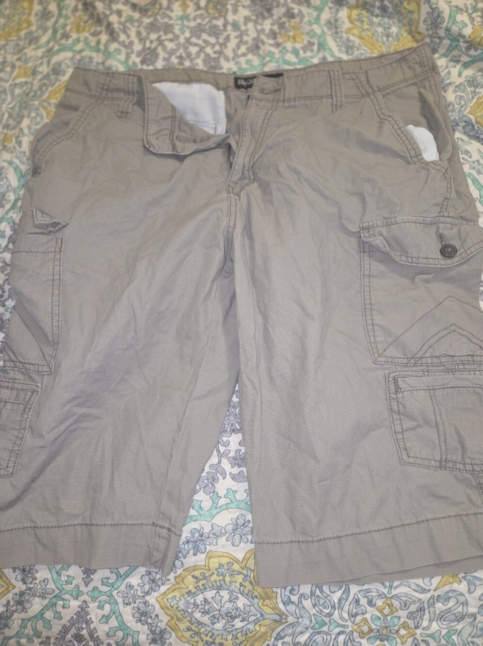 Light Beige Men's Cargo Shorts with Multiple Pockets